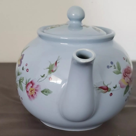 Royal Patrician beautiful Soft Blue floral teapot - Picture 2 of 5